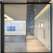 Porte coulissante en verre à gradation automatique